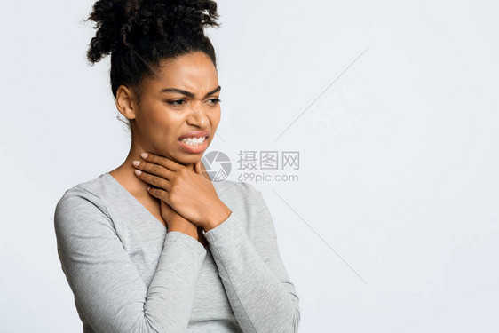 年轻的Afro女孩喉咙疼痛触摸脖图片