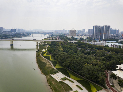 城市过江大桥和沿江高楼的航拍照片图片