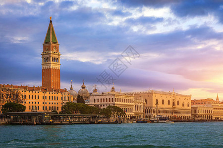 钟楼和威尼斯总督的宫殿在意大利威尼斯的圣马可广场威尼斯大运河威尼斯图片