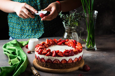 草莓蛋糕乳酪蛋糕小菜一碟情人节妇女节妇女节情人节生日甜点浆果甜点制作食物的过程图片