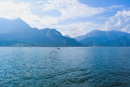 夏季Como湖或LagodiComo的美景图片