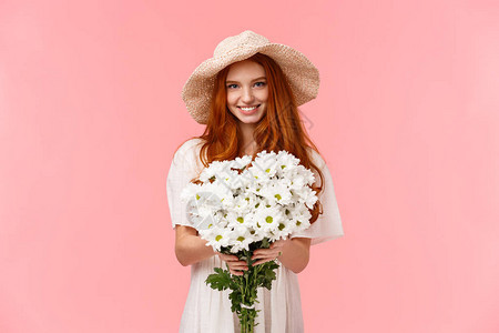 迷人可爱的年轻魅力红发女孩送一束白花图片