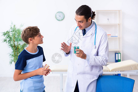 年轻男医生在诊所中检图片