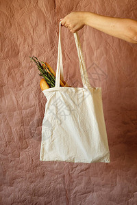 生态棉布袋手提袋与产品可重复使用的农产品袋来自市场塑料购物的帆布袋零废物使用更少的塑料生活方式概念模拟孤图片