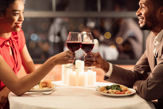 美籍非洲夫妇在餐厅里玩浪漫的约会图片