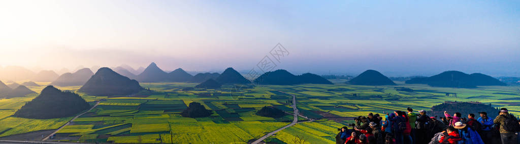 金吉芬金山鸡峰小村庄的全景和图片