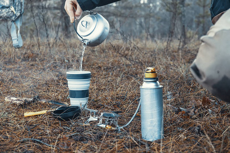 用煤气炉泡茶背着包徒步旅行图片