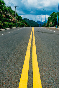 山路夏季时间背景旅行风景山区公路良好的柏油路图片