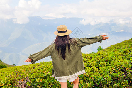 在山上度暑假的女人帽子图片