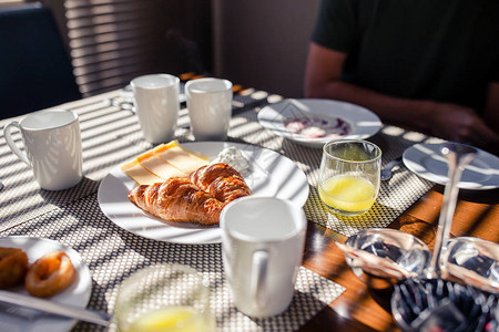 在酒店餐厅享用新鲜美味的早餐户外咖啡厅早餐供应美味可口的羊角面图片