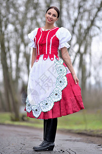 威尼斯狂欢穿着传统服装的年轻漂亮的斯洛伐背景