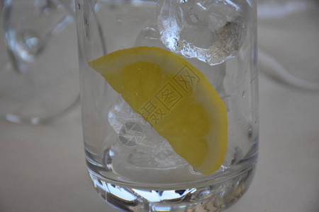 玻璃杯中的柠檬和冰块图片