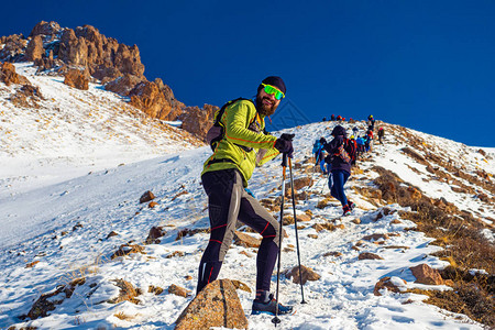 员赛跑者在高山上赛跑时微笑雪山上的跑马比赛在图片