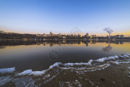 与河的冬天风景图片