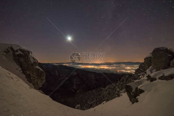 月光照亮了冬天的风景呈现着远离山图片