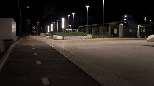 夜城公园和绿巷附近的空地铺面人行道图片