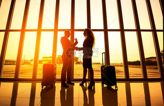 国际机场商务人员前往航站楼登机口进行飞机旅行图片