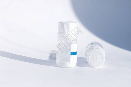 白色背景药瓶中的酸奶发酵剂文化保加利亚乳杆菌嗜热链球菌发酵乳糖图片