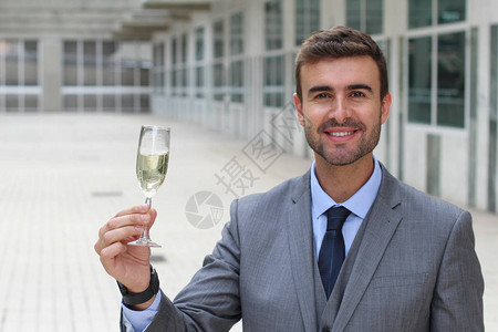 商人用香槟杯欢呼图片