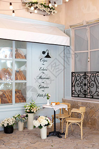 早餐羊角面包和咖啡在咖啡店的桌子上面包店的门面餐厅露台欧洲的街头咖啡馆图片