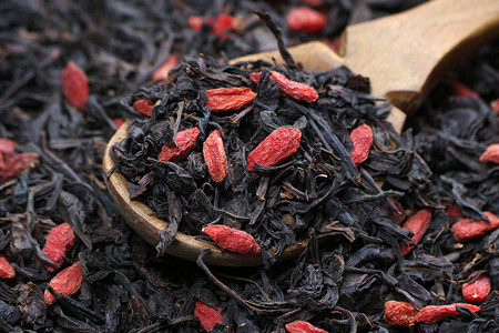 黑茶叶和木勺里的果汁黑混合茶瘦茶抗氧化图片