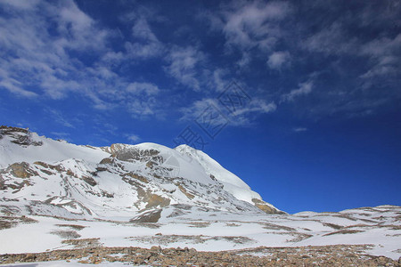 白云的雪山与蓝天对峙尼泊尔图片