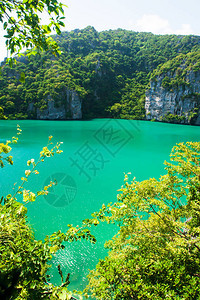 位于石灰岩山中的翡翠泻湖风景如画图片