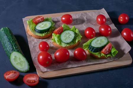 用黄瓜生菜和西红柿做面包图片