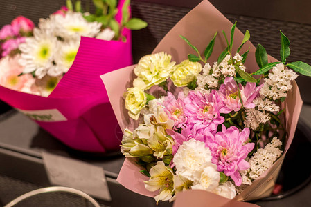 鲜花店束粉红色绿白百合玫瑰兰花黑色郁金香花园鲜花婚礼情人节妇女节生日图片