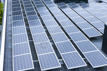 屋顶层清洁能源太阳能电池板反图片