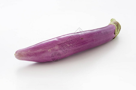 长的浅紫色茄子在白色背景下分离图片