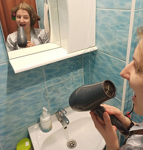 欧裔女在浴室用吹发机唱歌图片
