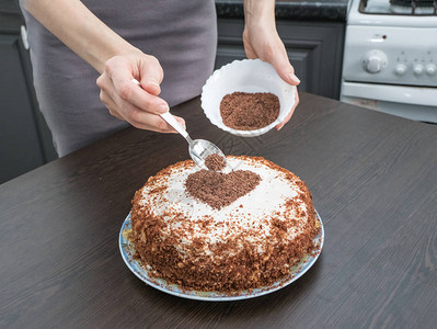 为装饰蛋糕奶油酪糖霜和巧克力心的手工派甜品图片