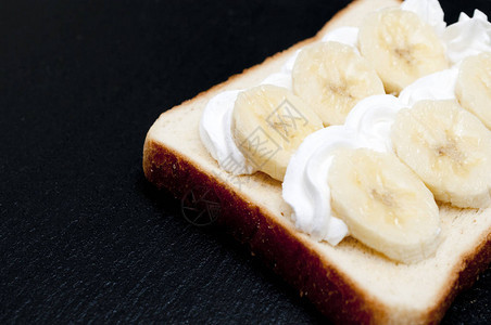 香蕉和奶油烤面包在图片