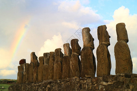 阿胡汤加里基15座巨大的莫艾雕像背面的惊人景象图片