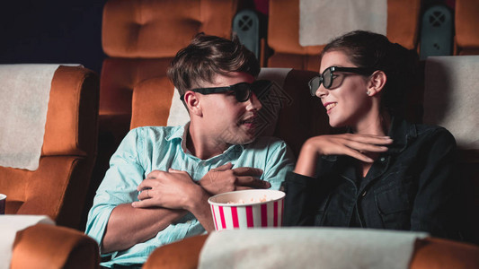 电影院里的男人和女人戴着3D眼镜看电影兴致勃地看着屏幕图片