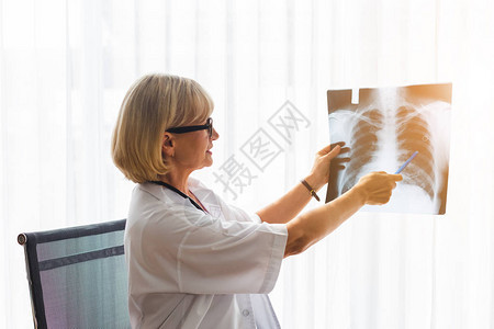 高级女医生在医院检查X光检查报告见AC549图片