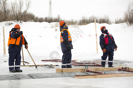 准备与汽车起重机一起工作的车道水库冰面上的吊索图片