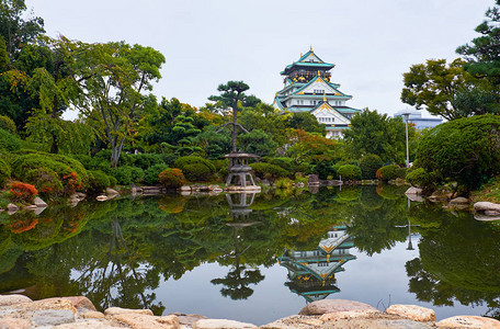 位于大阪城内贝里的传统日本庭园图片