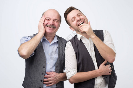 两个天主教男子嘲笑他朋友的笑话图片