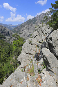 在土耳其山丘的山谷上岩利基图片