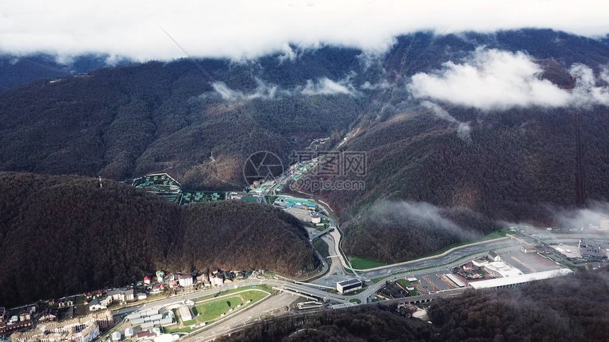 秋末大酒店建筑群和山地度假胜地图片