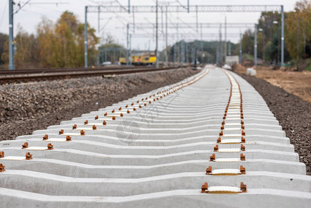 铁路线的现代化改造新轨道碎石铁图片