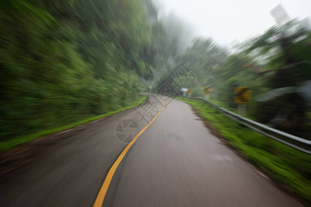 雾山中的路图片