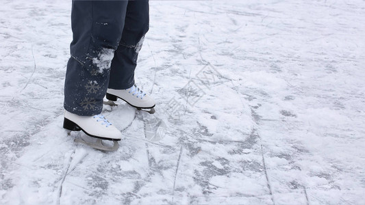 雪地运动背景溜冰鞋和冰图片