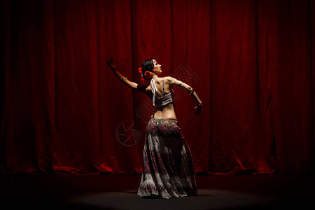 舞者女演员年轻女子在音乐剧舞蹈的戏剧场景中表演传统东方背景图片