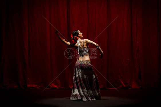 舞者女演员年轻女子在音乐剧舞蹈的戏剧场景中表演传统东方图片