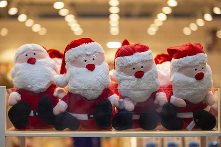 很多圣诞老人玩具都放在商店的窗户里圣图片