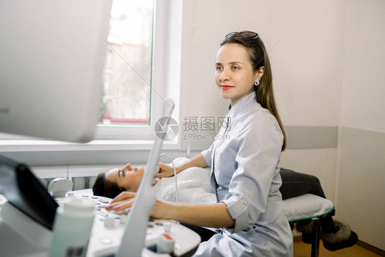 甲状腺和内脏超声诊断的概念女医生在医疗诊所对年轻患者的颈部图片