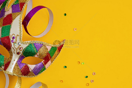 黄色背景的节日彩色mardigras或carnivale面具和附件请柬贺卡Vennetiancarniva图片